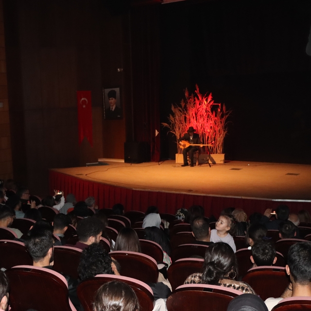 Iğdır'da üniversite öğrencileri, Aşık Veysel'i biyografik türkülü tiyatro i...