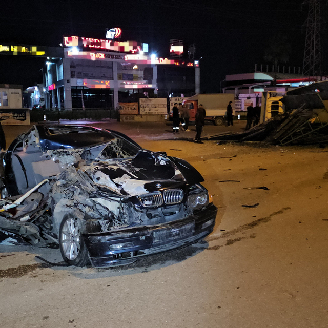 Adana'da otomobil ile kamyonet çarpıştı: 1 ölü, 3 yaralı