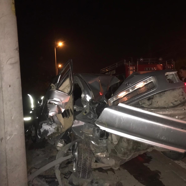 Beton aydınlatma direğine çarpan otomobilin sürücüsü ağır yaralandı