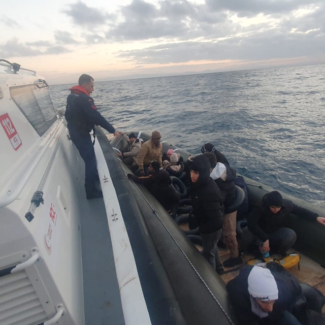 İzmir açıklarında 82 düzensiz göçmen kurtarıldı