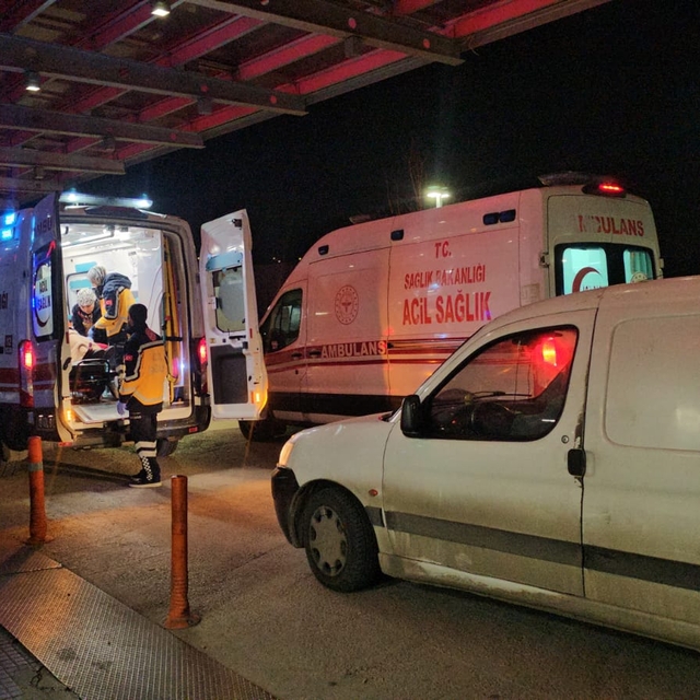 Çorum'da park halindeki araca çarpan otomobildeki 2 kişi yaralandı