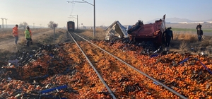 Kayseri'de narenciye yüklü tır demir yoluna devrildi