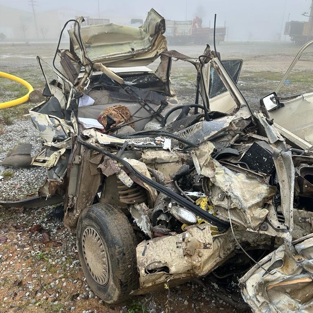 Çanakkale'de otomobilin çekiciye çarpması sonucu 2 kişi öldü