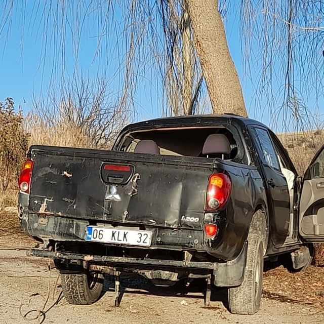 Sivas'ta ağaca çarpan kamyonetin sürücüsü öldü