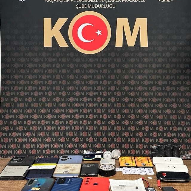 Iğdır'da ehliyet sınavında kopya çekmeye çalışanlara yönelik operasyonda 2...