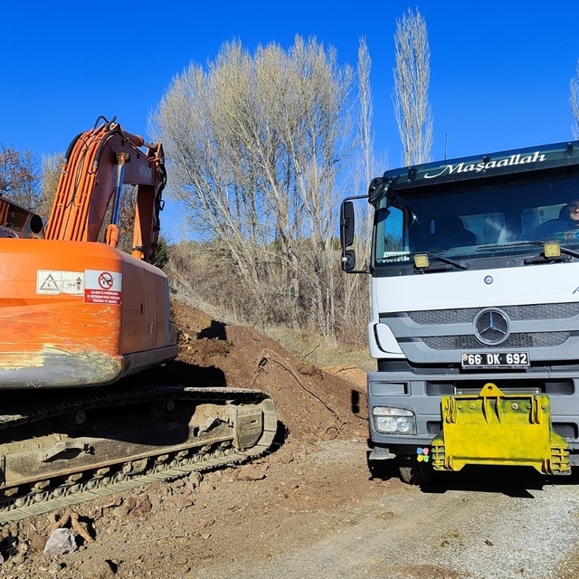 Çekerek Kaymakamı Fidan Bozkır köy yolundaki çalışmaları inceledi