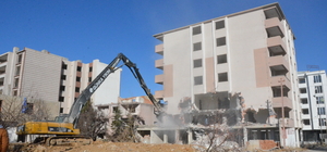 Kahramanmaraş'ta ağır hasarlı binaların kontrollü yıkımı sürüyor