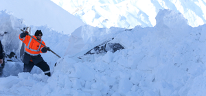 Van-Bahçesaray kara yolunda düşen çığlar temizleniyor