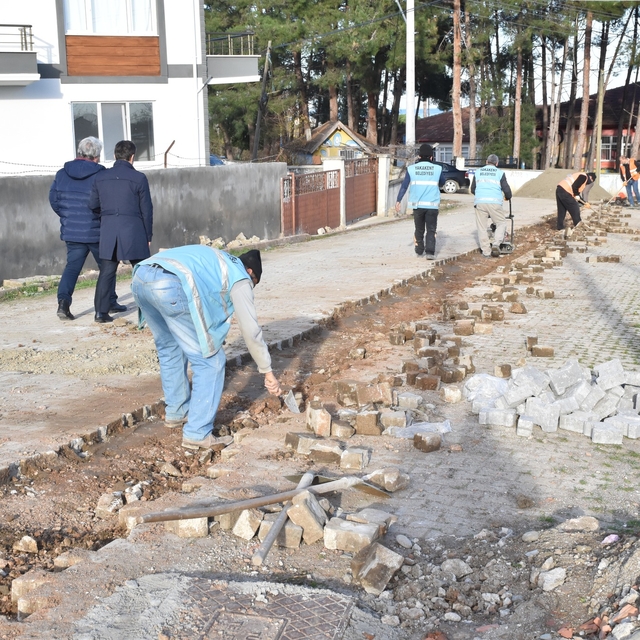 Yakakent Belediyesi yol yapım çalışmalarına devam ediyor