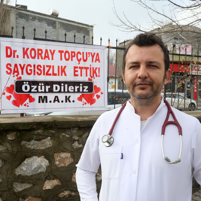 Muş'ta doktorla tartışan hasta ve yakını, astıkları pankartla özür diledi