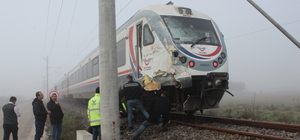 İzmir'de hemzemin geçitte trenin çarptığı tırdaki 2 kişi yaralandı