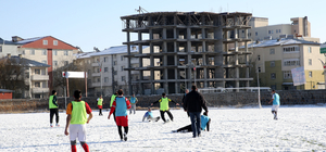 Muş'ta veteran takımı kar örtüsü üzerinde futbol oynadı