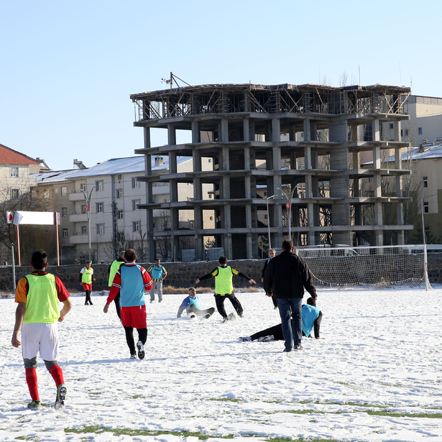 Muş'ta veteran takımı kar örtüsü üzerinde futbol oynadı