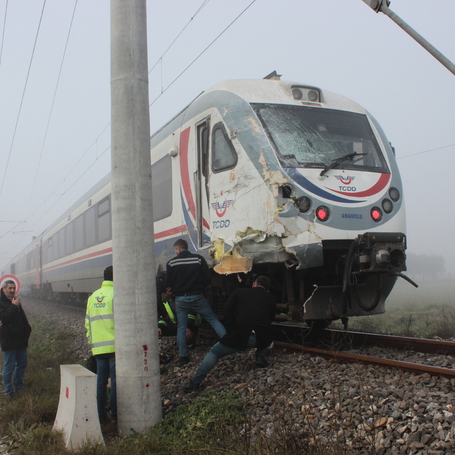İzmir'de hemzemin geçitte trenin çarptığı tırdaki 2 kişi yaralandı