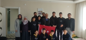 Sason'da öğrencilerden Şehit Piyade Uzman Çavuş Faim Bozkurt'un ailesine ziyaret