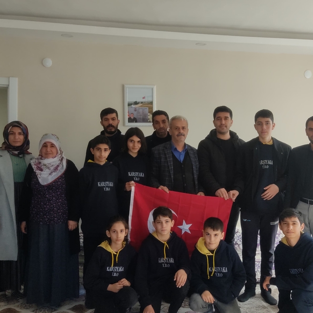 Sason'da öğrencilerden Şehit Piyade Uzman Çavuş Faim Bozkurt'un ailesine zi...