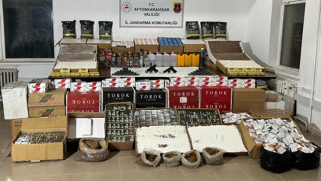 Afyonkarahisar'da sahte alkol ve kaçak tütün operasyonunda 5 şüpheli yakalandı