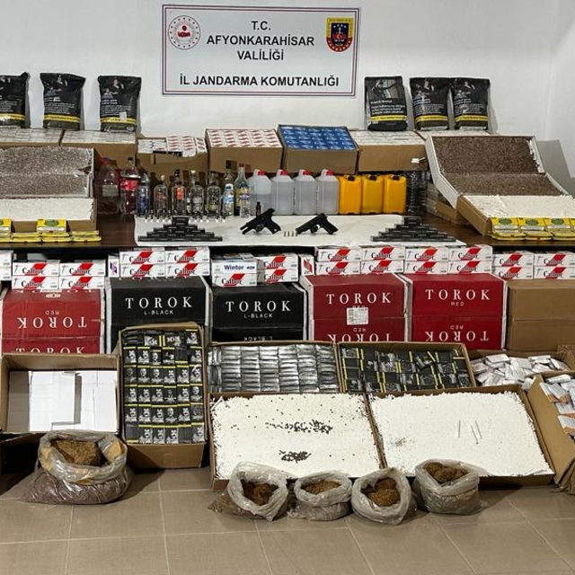 Afyonkarahisar'da sahte alkol ve kaçak tütün operasyonunda 5 şüpheli yakala...