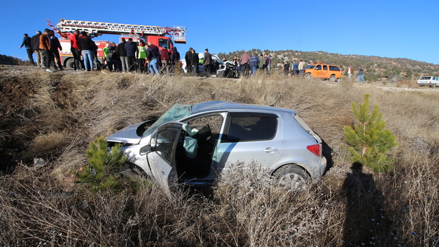 Burdur'da 3 otomobilin çarpıştığı kazada 1 kişi öldü, 5 kişi yaralandı