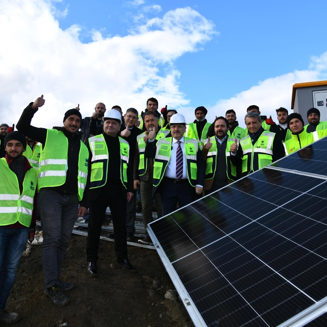 Ortahisar Belediyesi'nin güneş enerji santralinde panel montajları tamamlan...