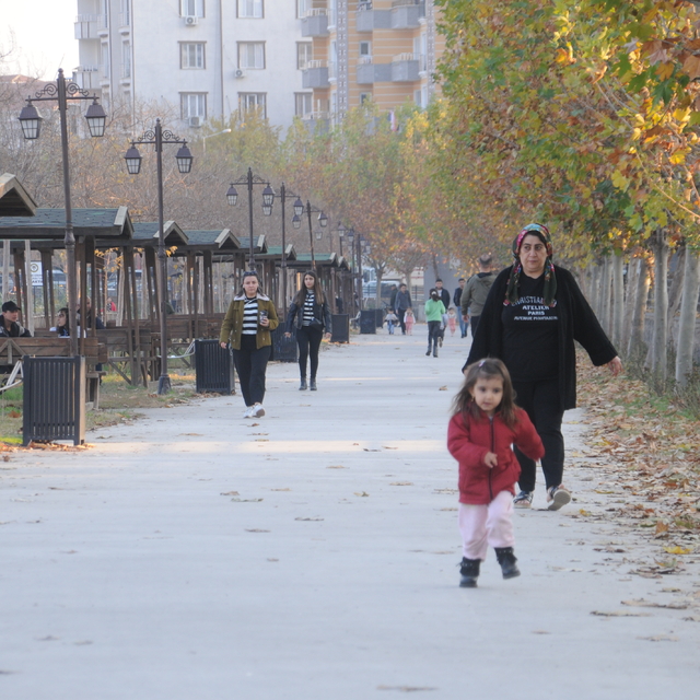 Cizre'de güneşli havayı fırsat bilenler parklarda vakit geçirdi