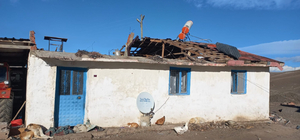 Kars'ta şiddetli rüzgar nedeniyle köylerde çatılar uçtu