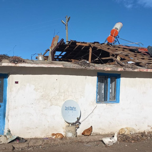Kars'ta şiddetli rüzgar nedeniyle köylerde çatılar uçtu
