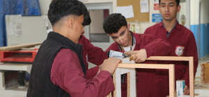 Silopi'de meslek liseli gençler atık malzemelerden kedi ve kuş yuvası yapıy...