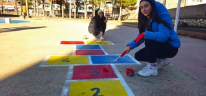 Kaman'da okul bahçelerine geleneksel çocuk oyun alanları çizildi