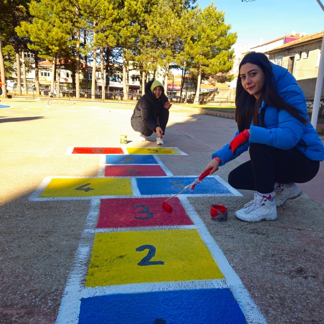 Kaman'da okul bahçelerine geleneksel çocuk oyun alanları çizildi