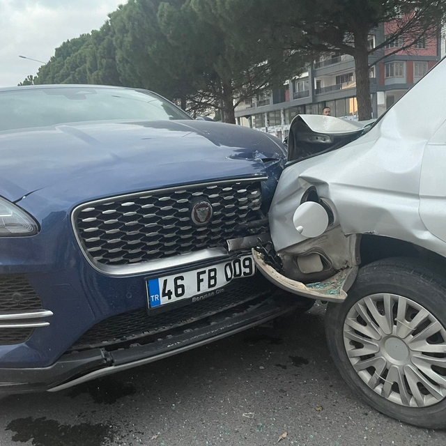 Kahramanmaraş'ta kırmızı ışıkta duran