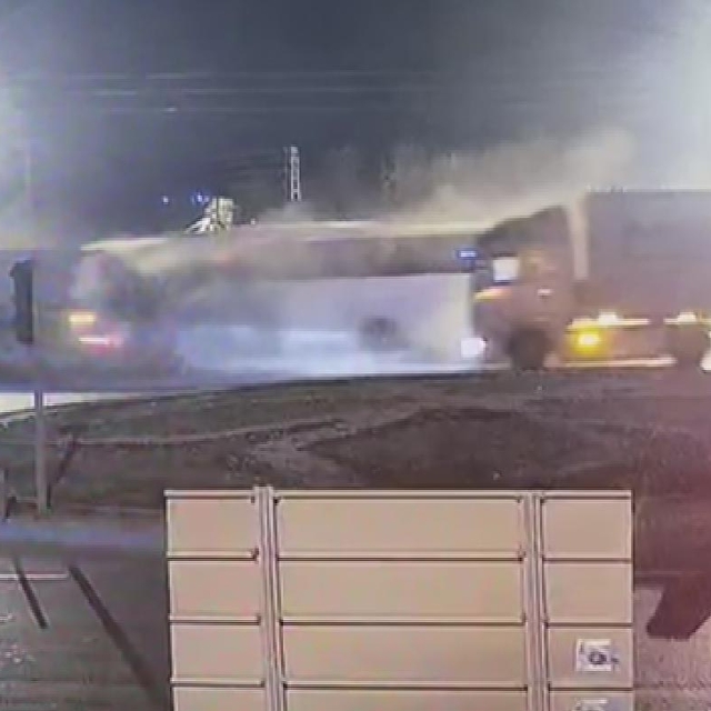 Otobüs, TIR'a arkadan çarptı: 4 yaralı