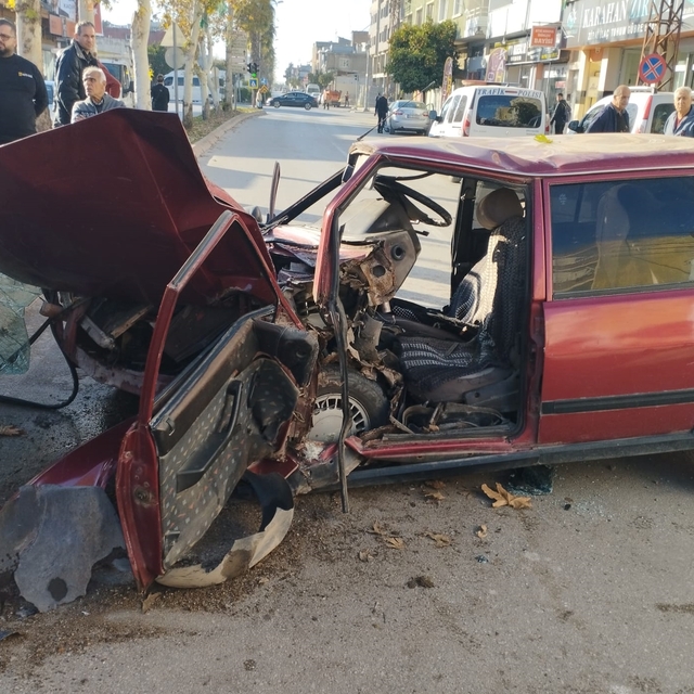 Adana'da refüje çarpan otomobilde sıkışan sürücü itfaiye ekiplerince kurtar...