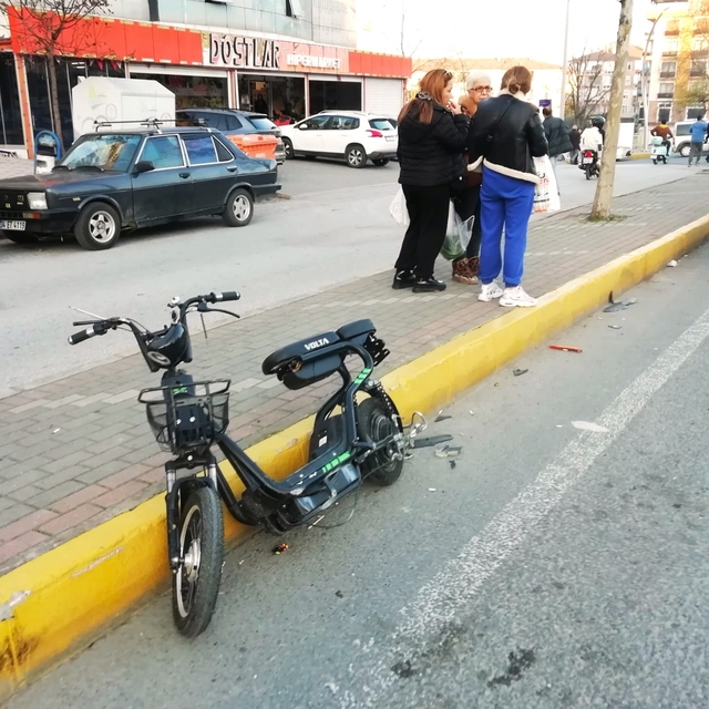 Kocaeli'de taksiyle çarpışan elektrikli bisikletin sürücüsü yaralandı
