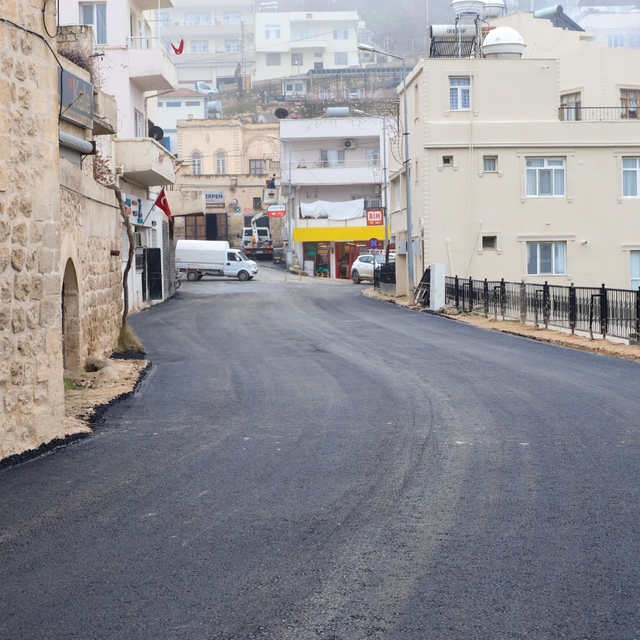 Savur'da yol asfaltlama çalışmaları devam ediyor