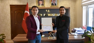 Sason Devlet Hastanesi Başhekimi Karagözoğlu'na başarı belgesi verildi