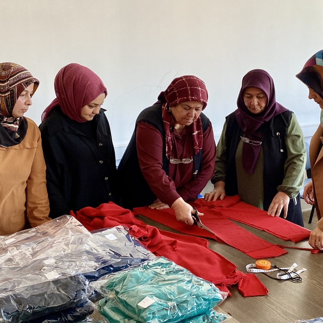 Kırşehir'de gönüllü kadın kursiyerler Gazze'deki çocuklar için eşofman ve p...