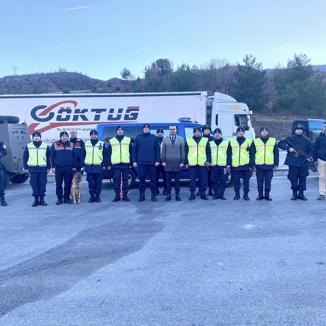 Koyulhisar Kaymakamı Demir, kontrol noktasındaki jandarma ekibini ziyaret e...