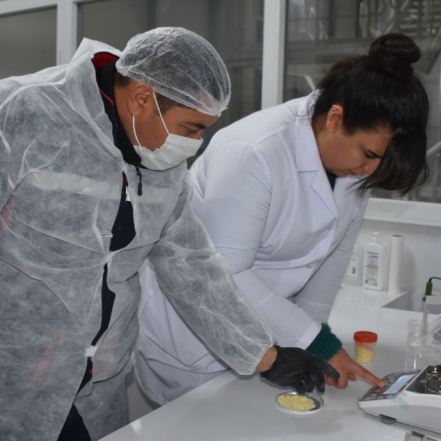 Kırık veya tarihi geçmiş yumurtalar akvaryum balıklarının yemine katkı madd...