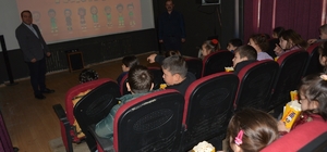 Çaykara'da öğrenciler cep sinemada film izledi