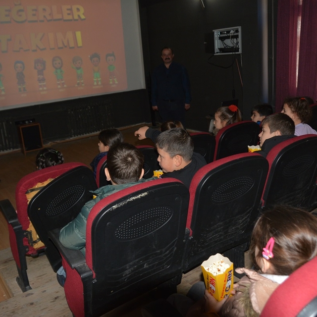 Çaykara'da öğrenciler cep sinemada film izledi