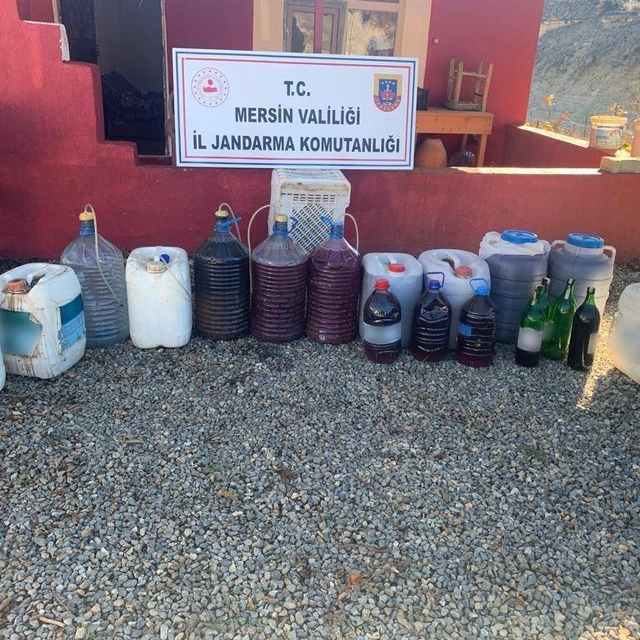 Mersin'de 97 bin makaron ve 325 litre sahte içki ele geçirildi