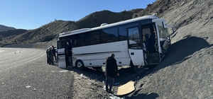 Diyarbakır'da kontrolden çıkarak yamaca çarpan midibüsteki 27 kişi yaralandı