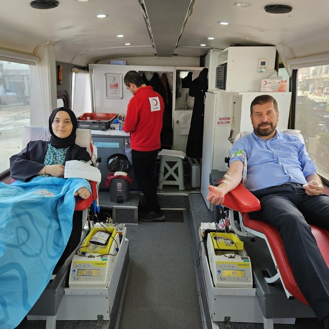 Sındırgı'da kan bağışı kampanyasına ilçe idarecileri de katıldı