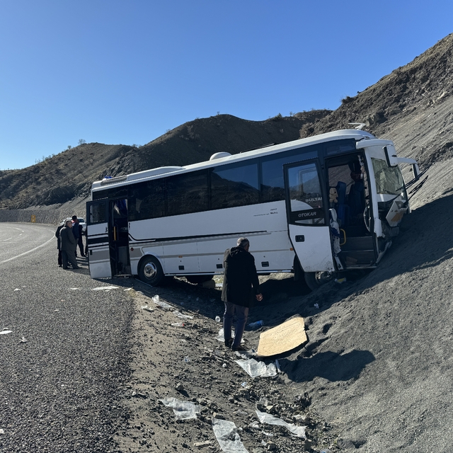 Diyarbakır'da kontrolden çıkarak yamaca çarpan midibüsteki 27 kişi yaraland...
