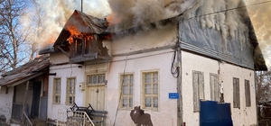 Şebinkarahisar'daki yangında iki ahşap evde hasar oluştu