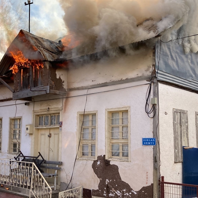 Şebinkarahisar'daki yangında iki ahşap evde hasar oluştu