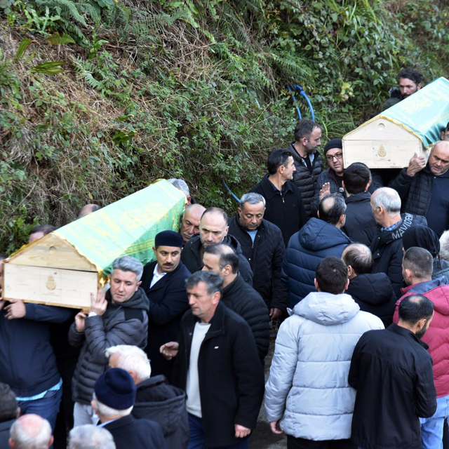 Kuzey Marmara Otoyolu'ndaki kazada ölen 2 kişinin cenazesi Giresun'da defne...