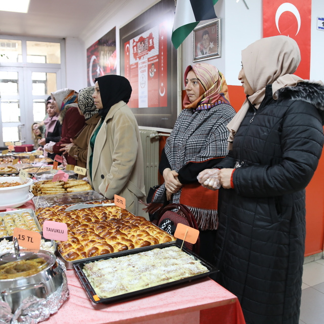 Van'da minik öğrenciler Gazze için kumbaralarındaki parayı bağışladı