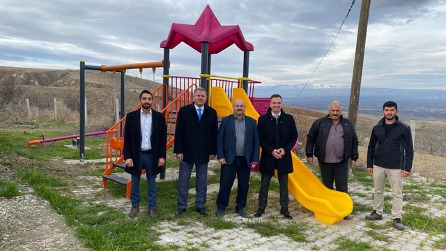 Suluova Kaymakamlığı 3 köye çocuk oyun parkı yaptı